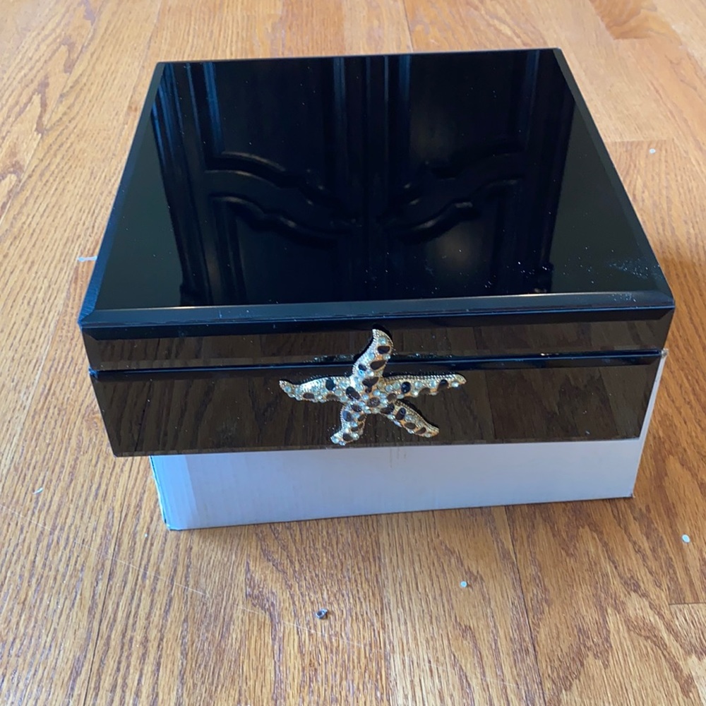 Beautiful starfish jewelry/memory box